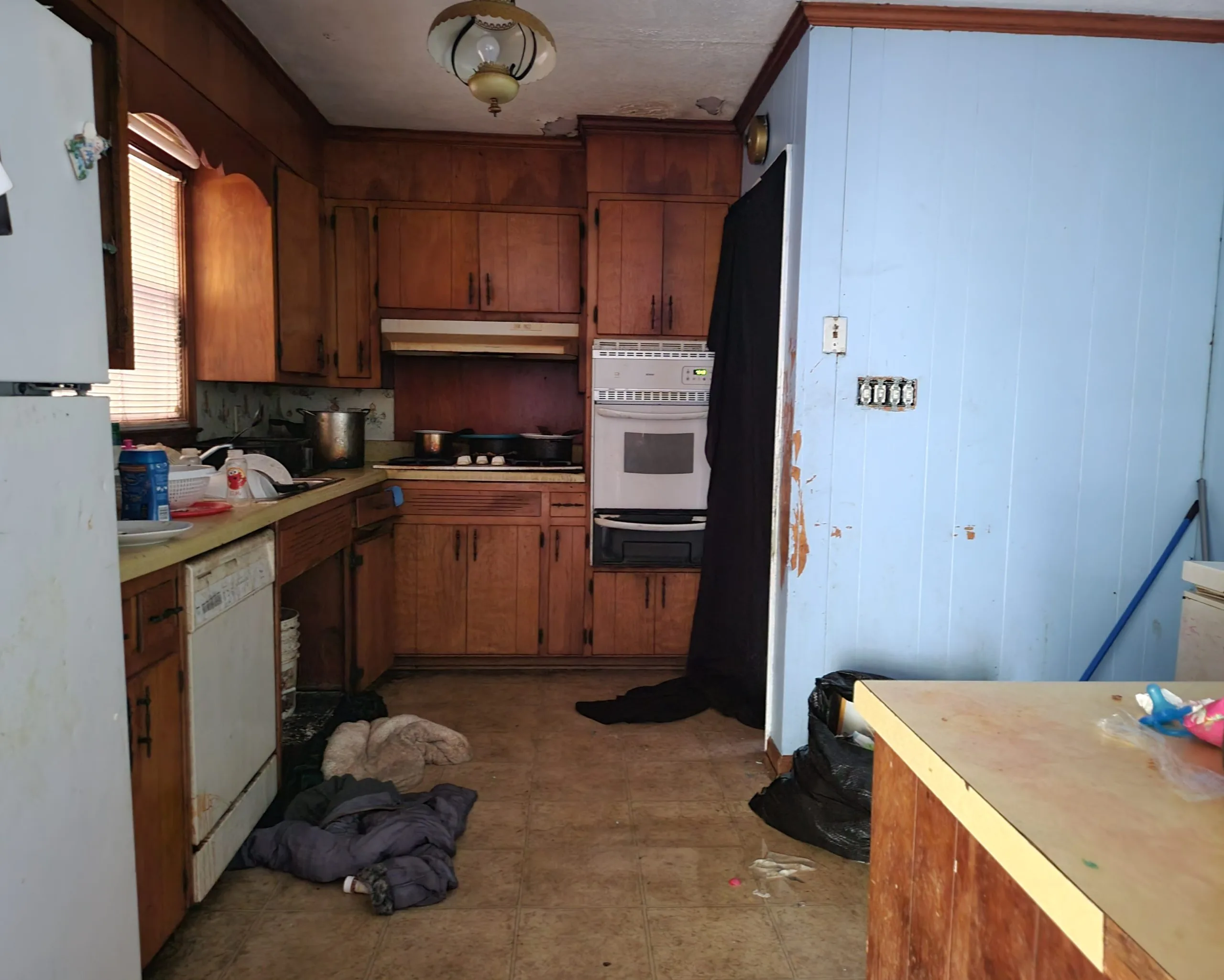 Picture of the kitchen when we bought the house